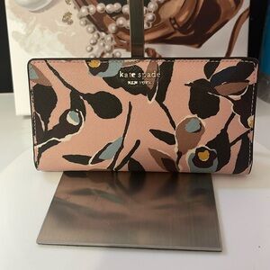 Kate Spade NWOT Stylish Pink Wallet Bifold, with Floral Design